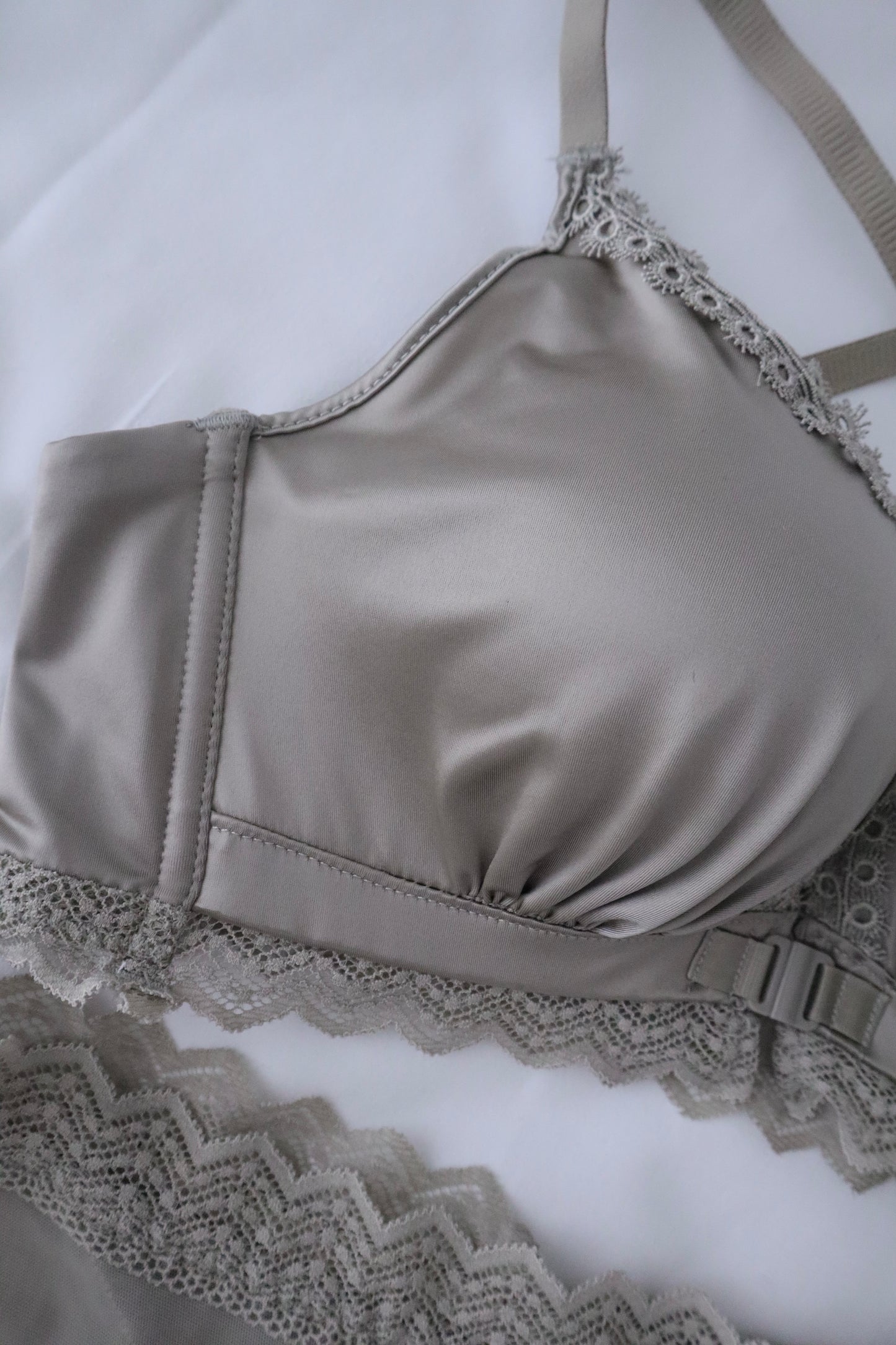 front clasp pearlescent bra