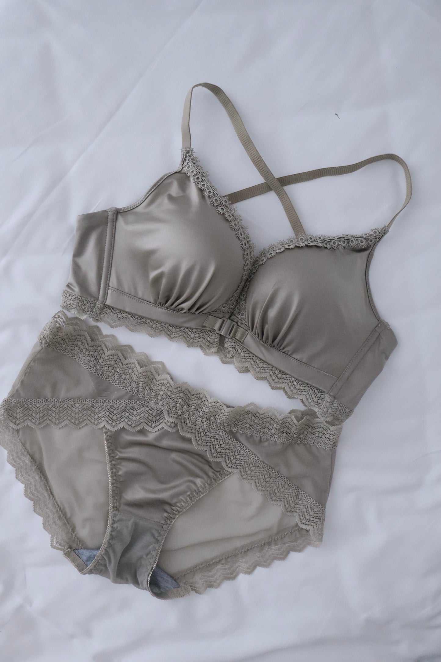 front clasp pearlescent bra